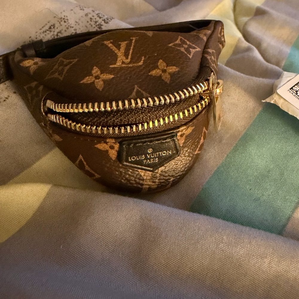 LOUIS VUITTON
Monogram Party Bumbag Bracelet